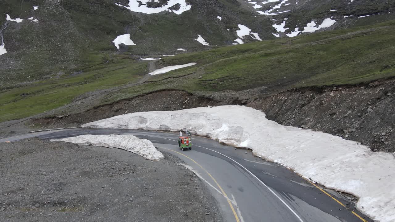 카라코람 고속도로에서 인력거 차량의 공중 전망, 눈으로 움직이는 북부 파키스탄, 드론 샷