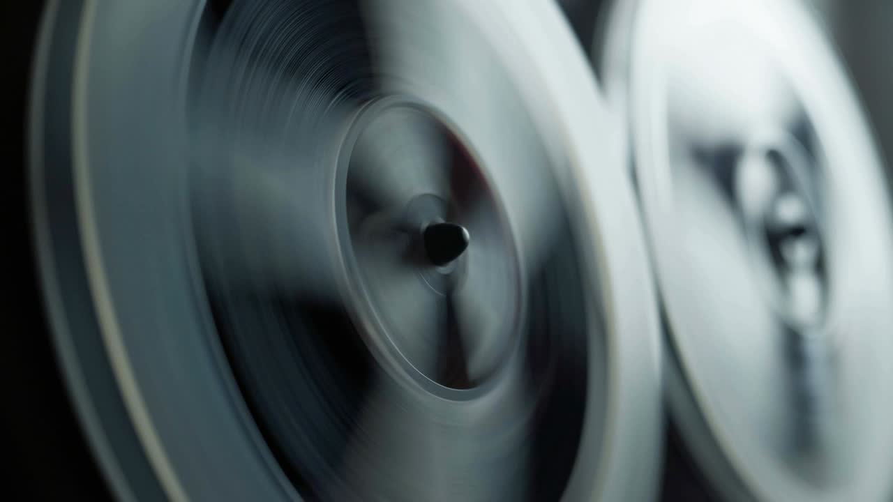 릴 필름 테이프는 빈티지 프로 플레이어에서 회전합니다. 올드 스쿨 장비