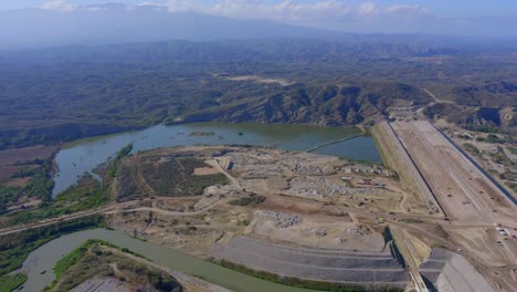 vista aérea alrededor del área de construcción de la represa de monte grande, en república dominicana - órbita, disparo de drones