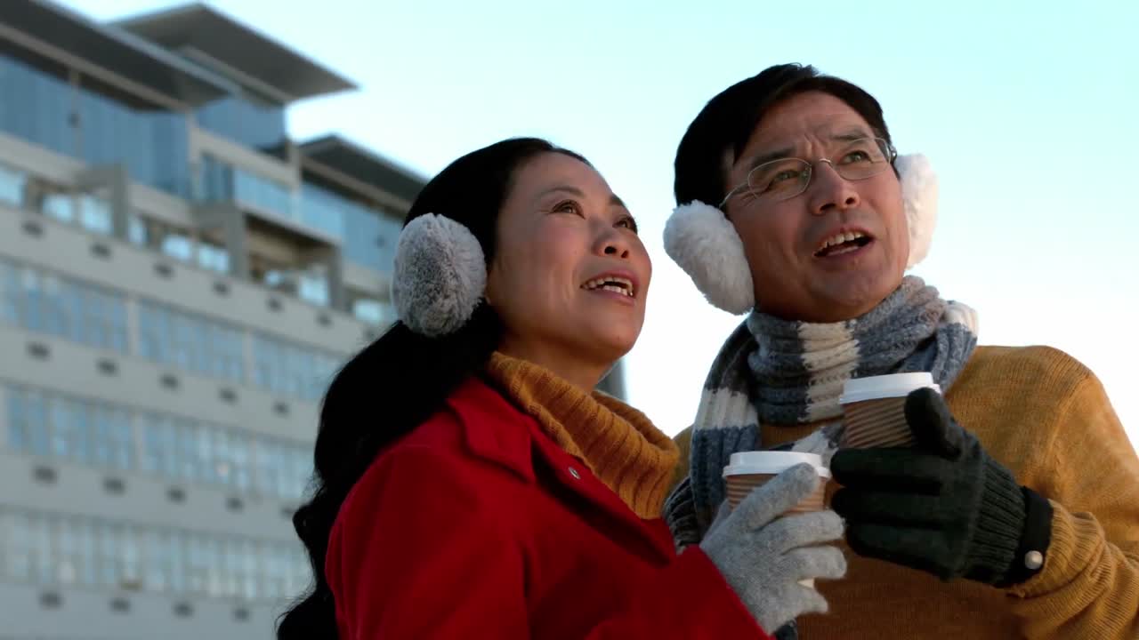 두 사람 모두 따뜻한 음료를 마시고 있다