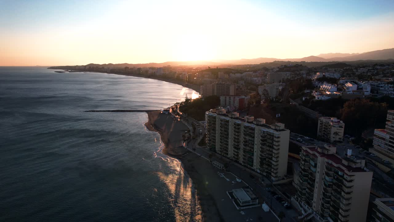 Vista aerea al tramonto di una meta turistica nella riviera spagnola a Fuengirola, Spagna