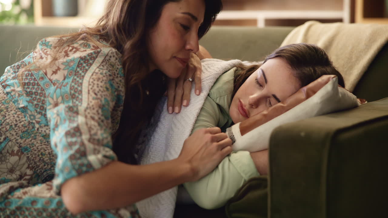 병든 친구 를 소파 에서 위로 하는 여자