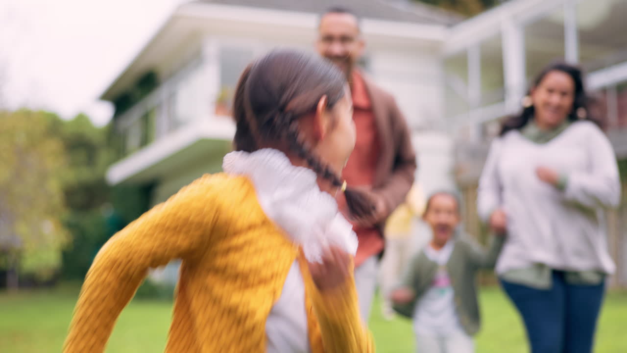 niños, familia y correr al aire libre en un patio trasero