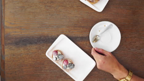 muffins de arándanos recién horneados en un entorno rústico con leche y café en la mesa sobre la cabeza con copyspace