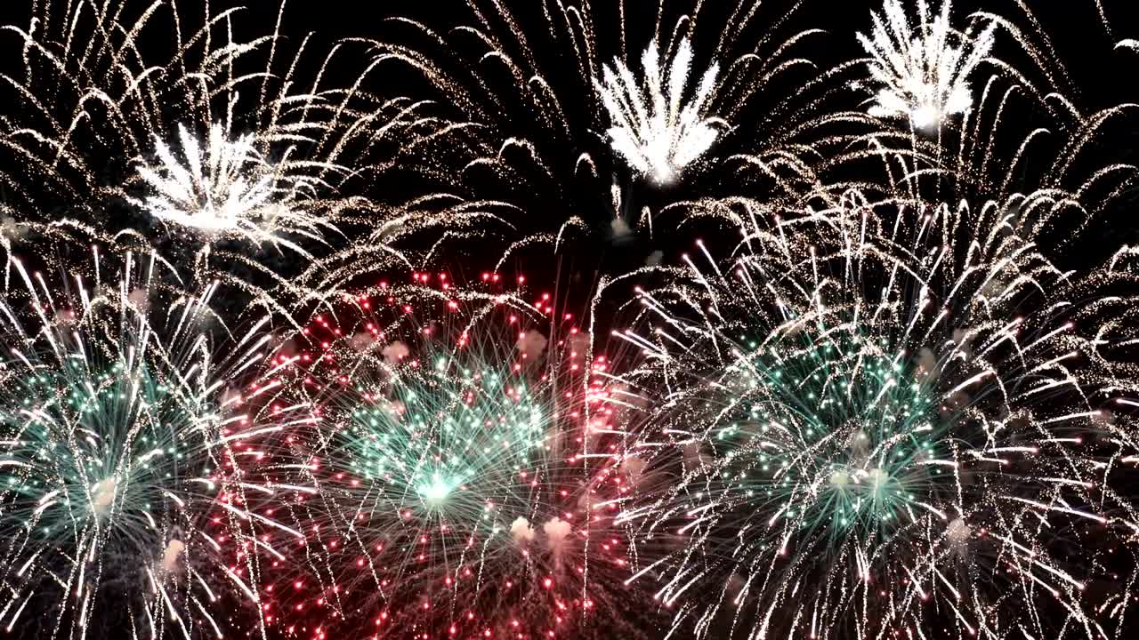 coloridos fuegos artificiales explotando en el cielo nocturno. celebraciones y eventos en colores brillantes.