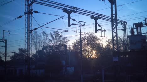 Sonnenaufgang-Hinter-Den-Bäumen,-Blick-Vom-Weiten-Blick-Auf-Den-Zug