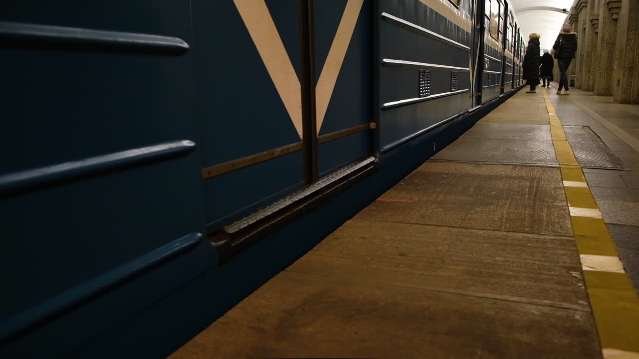 지하철 역 장면