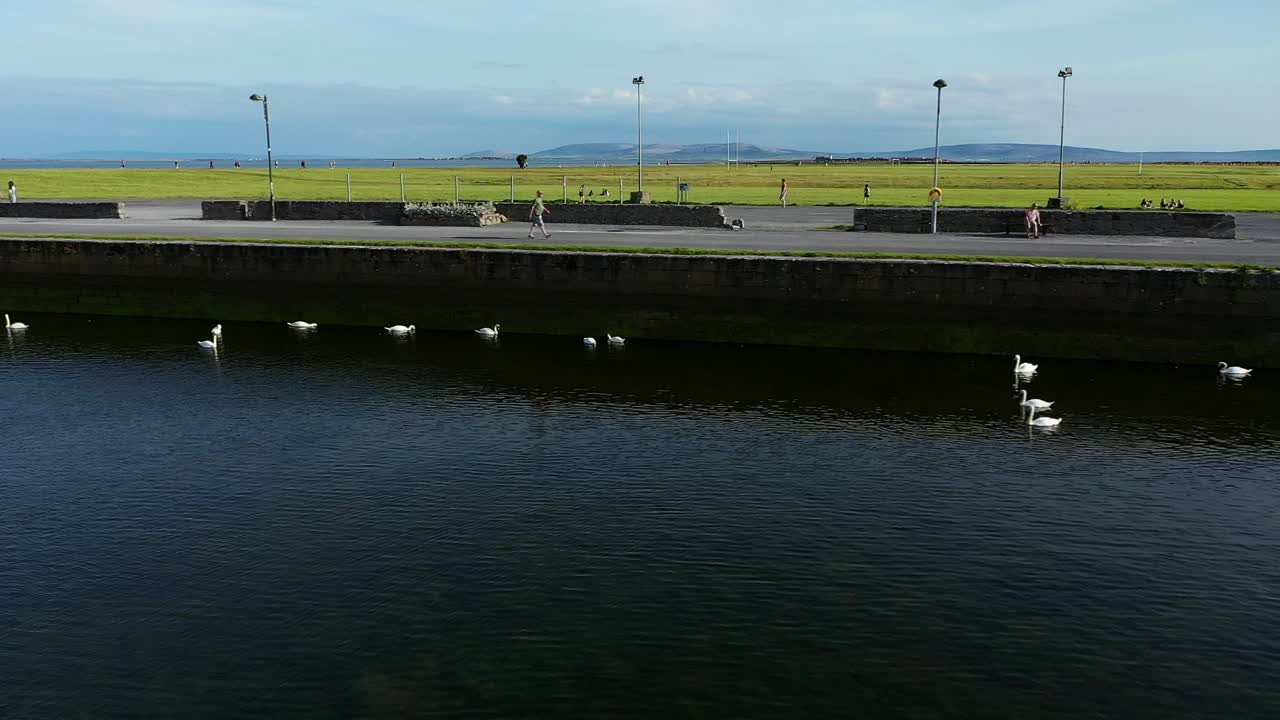 여름날 걷고, 식히고, 풍경을 감상하는 사람들