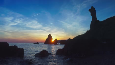 Farbenfroher-Sonnenuntergang-An-Einem-Felsigen-Strand