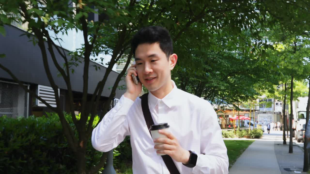 ⁇ 드폰 을 사용 하고 거리 를 따라  ⁇ 고 있는 사람 4k