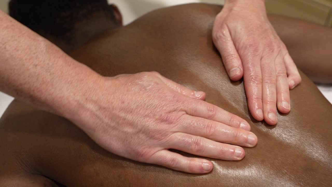 Massaggio dorsale professionale per relax e benessere