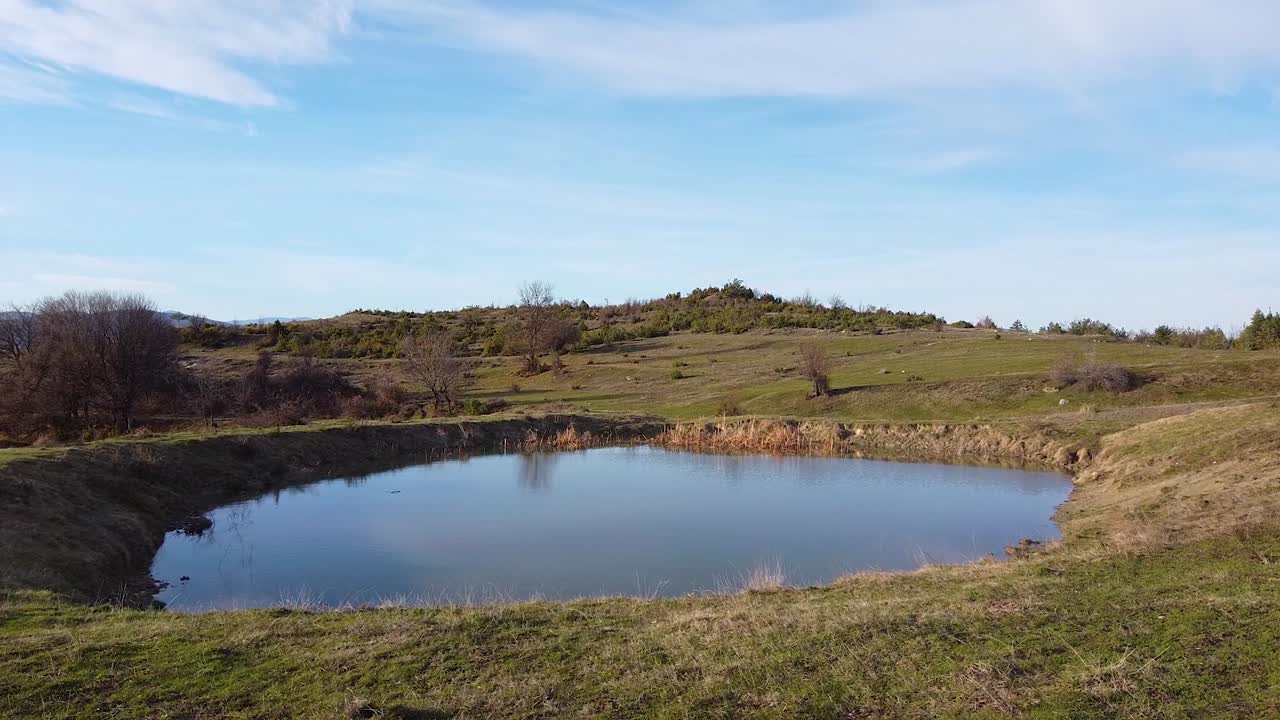 Flyvning over en regnvandsforsynet dam på en bakke i Rhodopebjergene, Bulgarien.