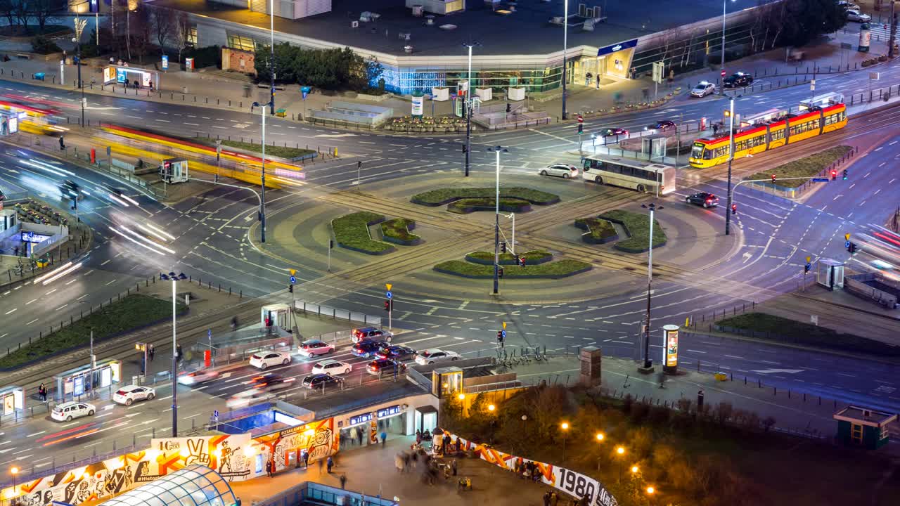 황혼 때 드모프스키 분기점 (dmowski roundabout) 의 비는 교통의 공중 전망의 타임스, 바르샤바, 폴란드