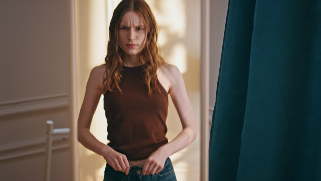 체중 감소 여성 지프 청바지 클로즈업 불행한 여성 거울 반사