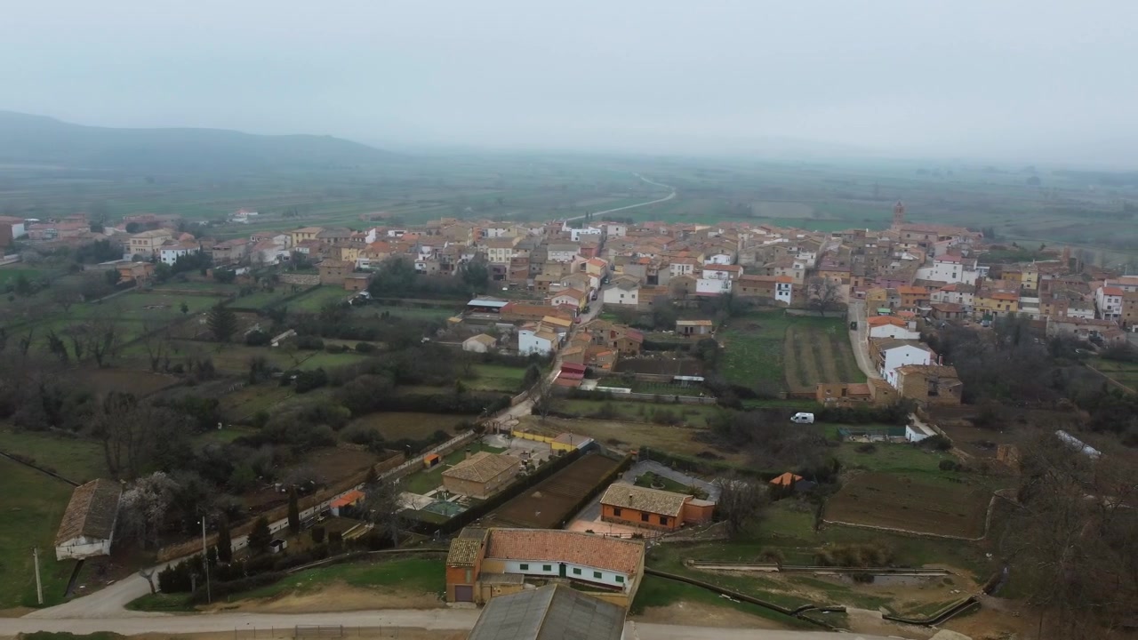 Veduta panoramica da un drone di un tipico villaggio spagnolo in una giornata nebbiosa