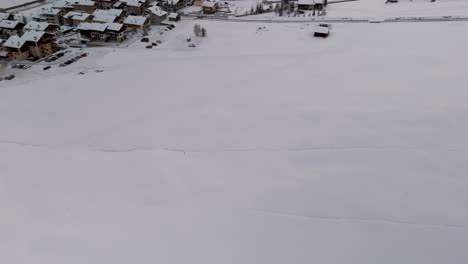 Atemberaubendes-Drohnenvideo-Der-Livigno-Alpen:-Schneegipfel,-Stadt-Und-Bergdorf,-Ideal-Für-Hochwertige-Winter--Und-Tourismuswerbung