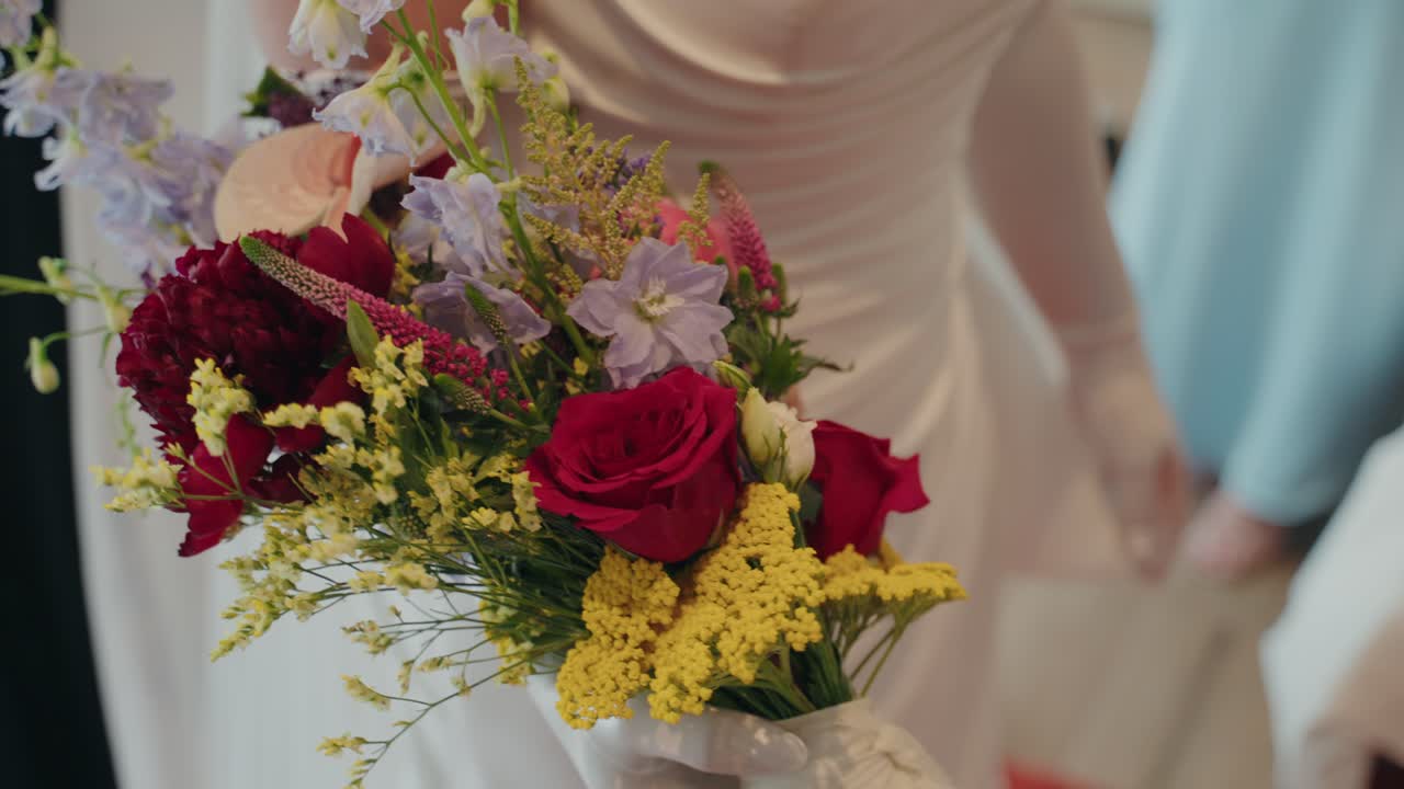 Vivace bouquet floreale con rose rosse, mimosa gialla e fiori di lillà
