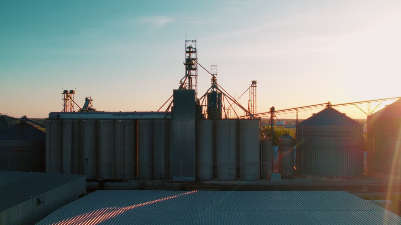 Grain Silos at Sunrise in Kenton, Ohio – Industrial Agricultural Facility in Early Morning Light