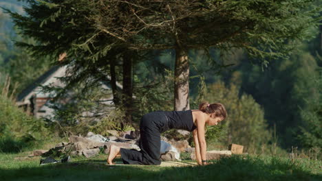 Mujer-De-Yoga-Haciendo-La-Pose-De-Gato-vaca-Sobre-El-Césped.