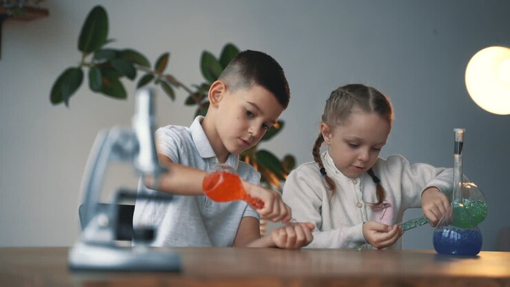 Menino e menina usando máscara facial com vidraria de laboratório. Crianças e ciência