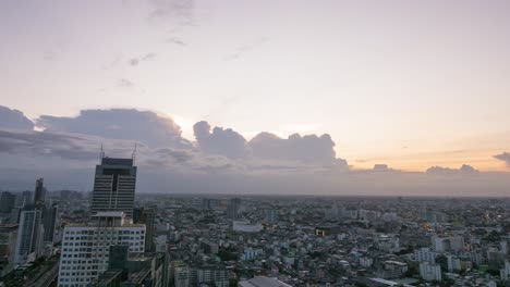 lapso de tiempo del movimiento de la nube sobre el paisaje urbano de bangkok durante la hora dorada