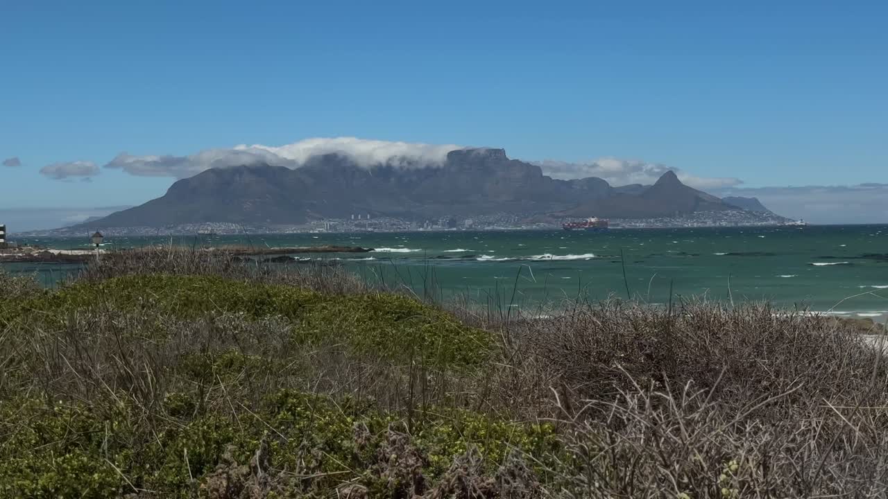 테이블 베이 건너편의 테이블 마운틴