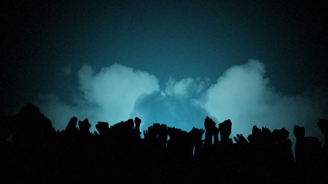 실루 ⁇ 에서 공중에서 팔을 들고 환호하는 사람들의 애니메이션