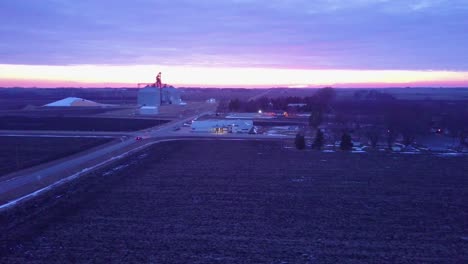 Antena-Al-Atardecer-Cerca-De-Una-Pequeña-Ciudad-Del-Medio-Oeste-1