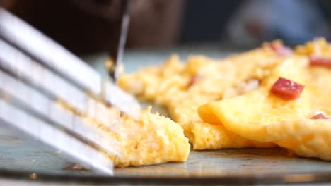 Mujeres-Comiendo-Tortilla-De-Huevo-Simple,