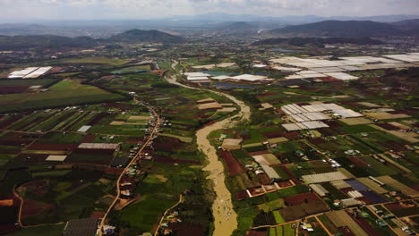 Antenne,-Die-Vorwärts-über-Den-Fluss-In-Der-Landschaft-Im-Südosten-Vietnams-Fliegt