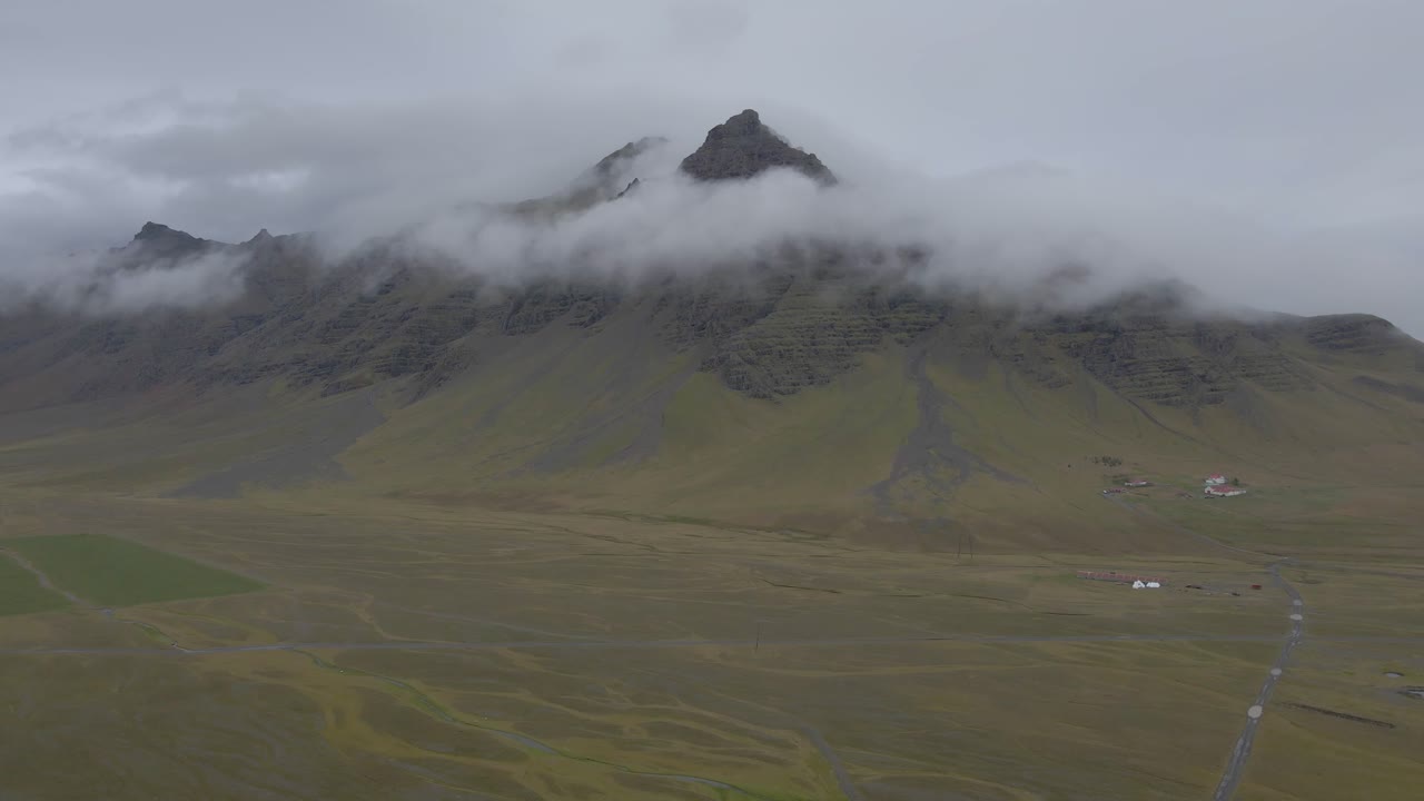 산이 낮은 구름, 아이슬란드로 둘러싸인 초록빛과 평평한 아이슬란드 풍경