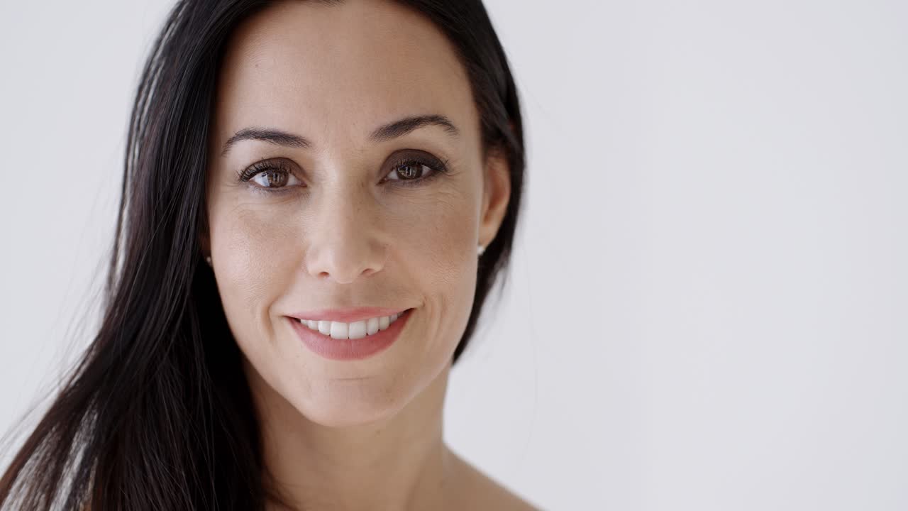 una joven hermosa con una hermosa sonrisa.