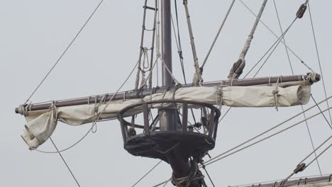 Galeón-Andalucia-Réplica-Detalle-Del-Barco-Toma-Estable-Del-Mástil-Del-Castillo-De-Proa-Y-Vela-Mientras-Atraca-En-Valencia-En-Cámara-Lenta-60fps