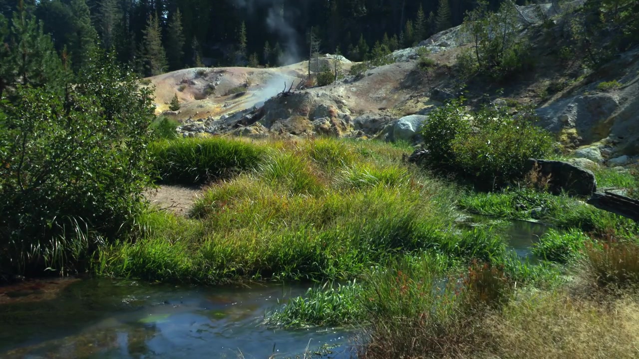 Sorgente geotermica e fumarole fumanti nel Parco Nazionale Vulcanico di Lassen, USA, con fumarole attive e terreno vulcanico ricco di minerali. Inquadratura statica.