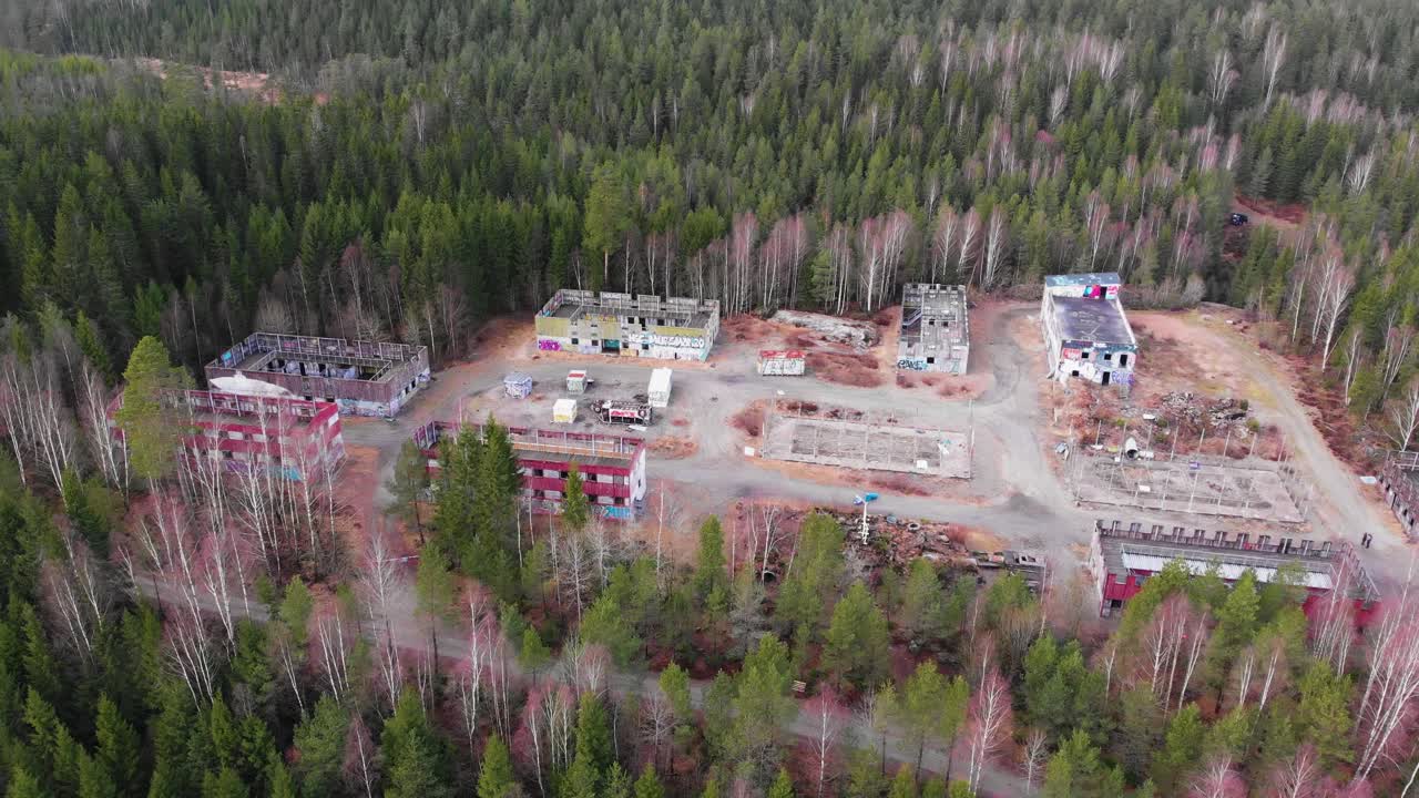 заброшенный городской объект на месте леса