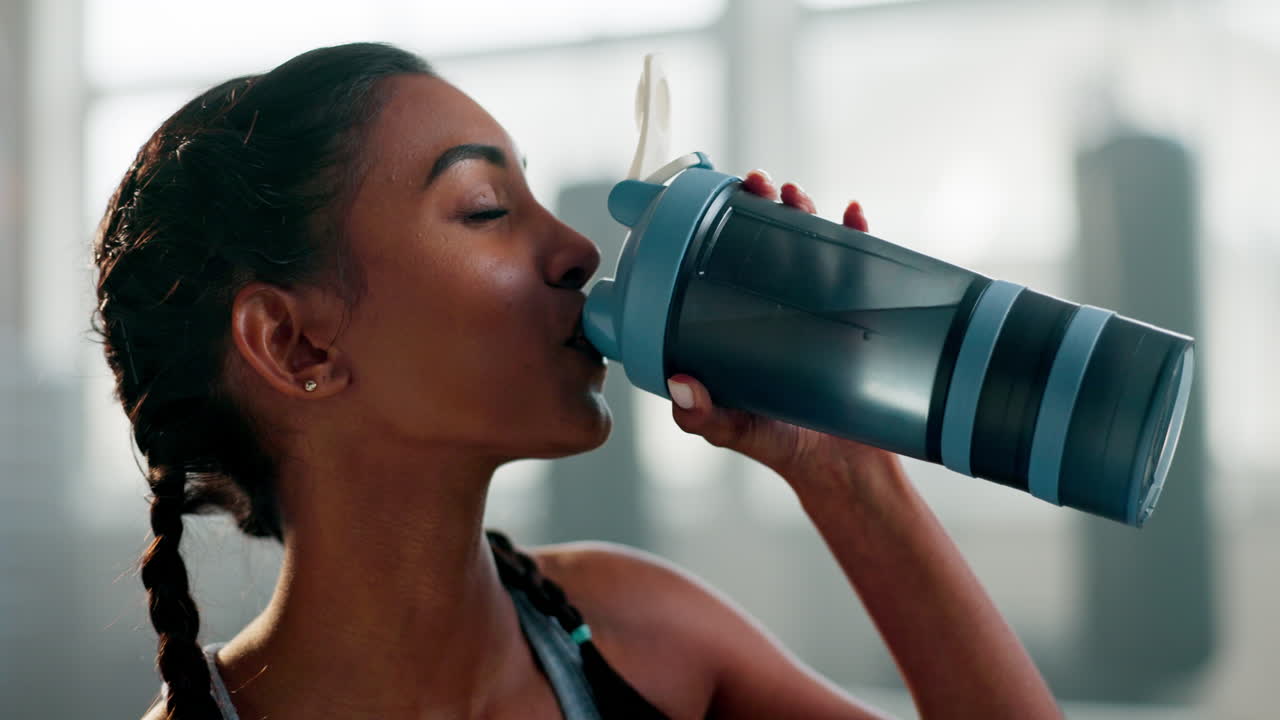 fitness, mujer y agua potable después del gimnasio