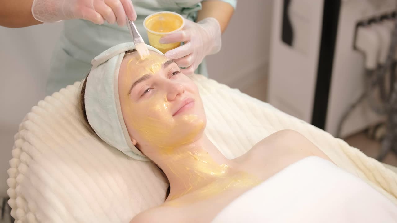 현대적인 미용 클리닉에서 전문적인 얼굴 관리 절차. 미용사는 얼굴 치료 절차 - 정화, 마스크, 질, carboxytherapy를 수행하고 있습니다.