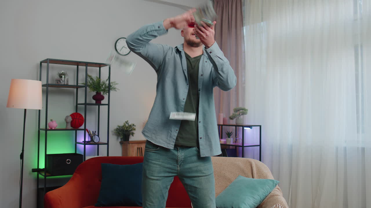 젊은 성공한 부유한 사업가 돈, 현금 지폐, 떨어지는 달러, 복권 우승자