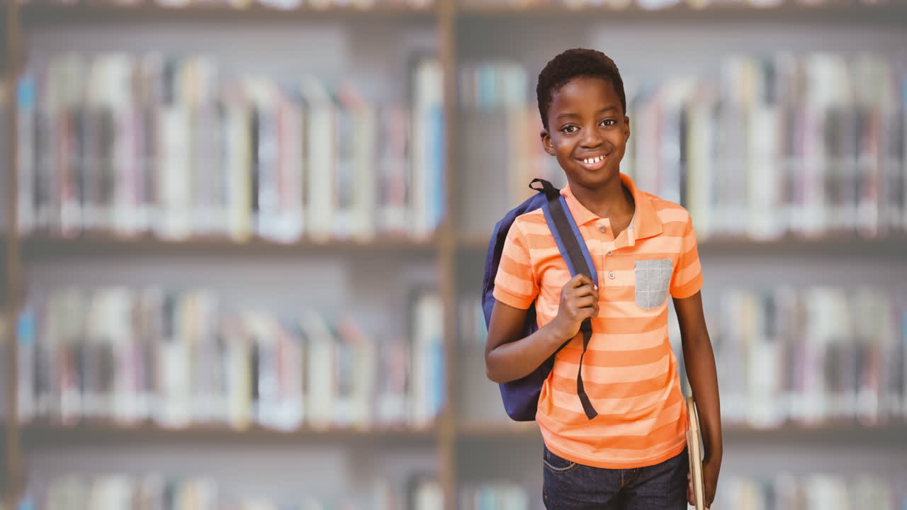 Animazione del testo della settimana del libro su uno scolaro afroamericano sorridente che tiene un libro in biblioteca