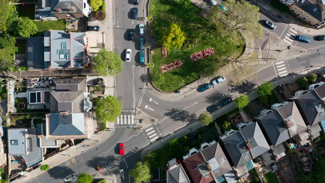 Ripresa aerea con drone dall'alto di una piccola rotonda triangolare nel Regno Unito.