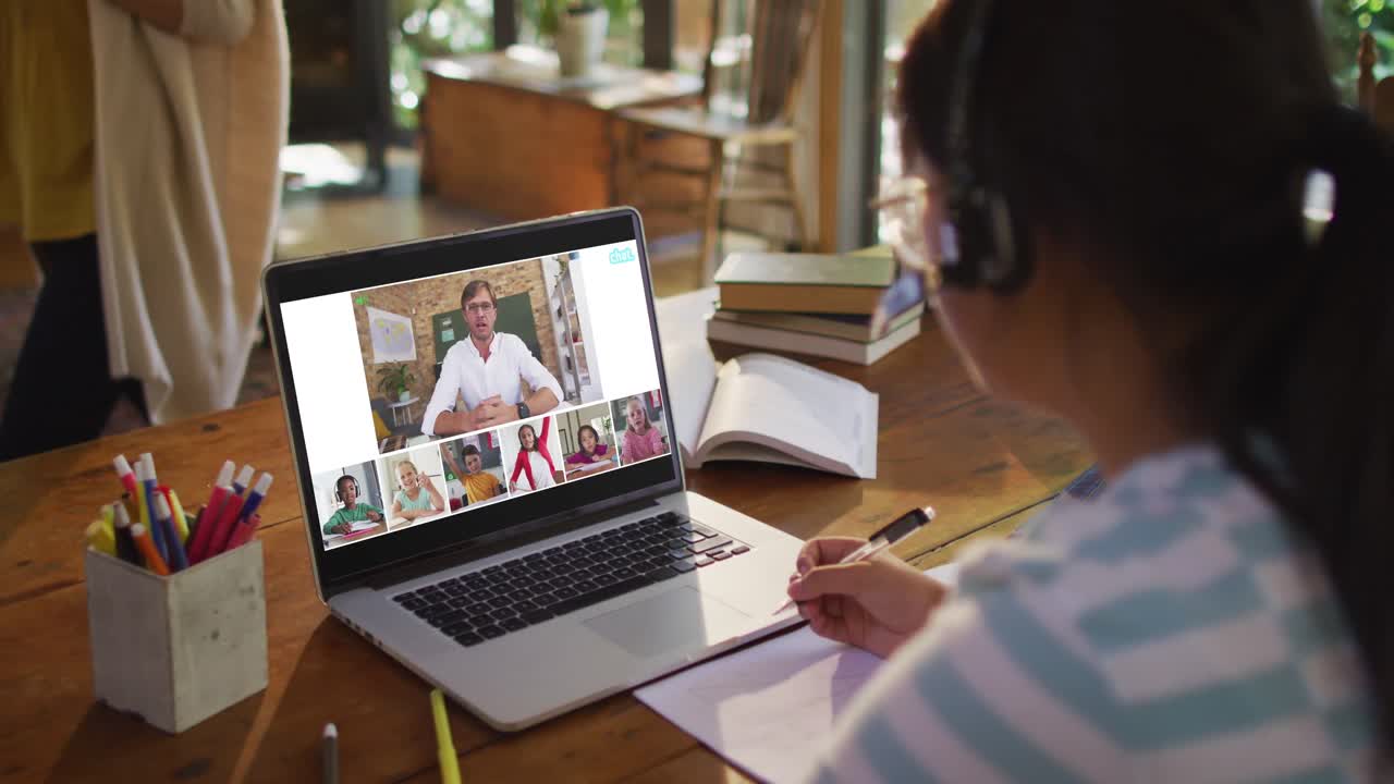 composición de una niña que usa una computadora portátil para una lección en línea en casa, con un maestro y una clase diversos en la pantalla
