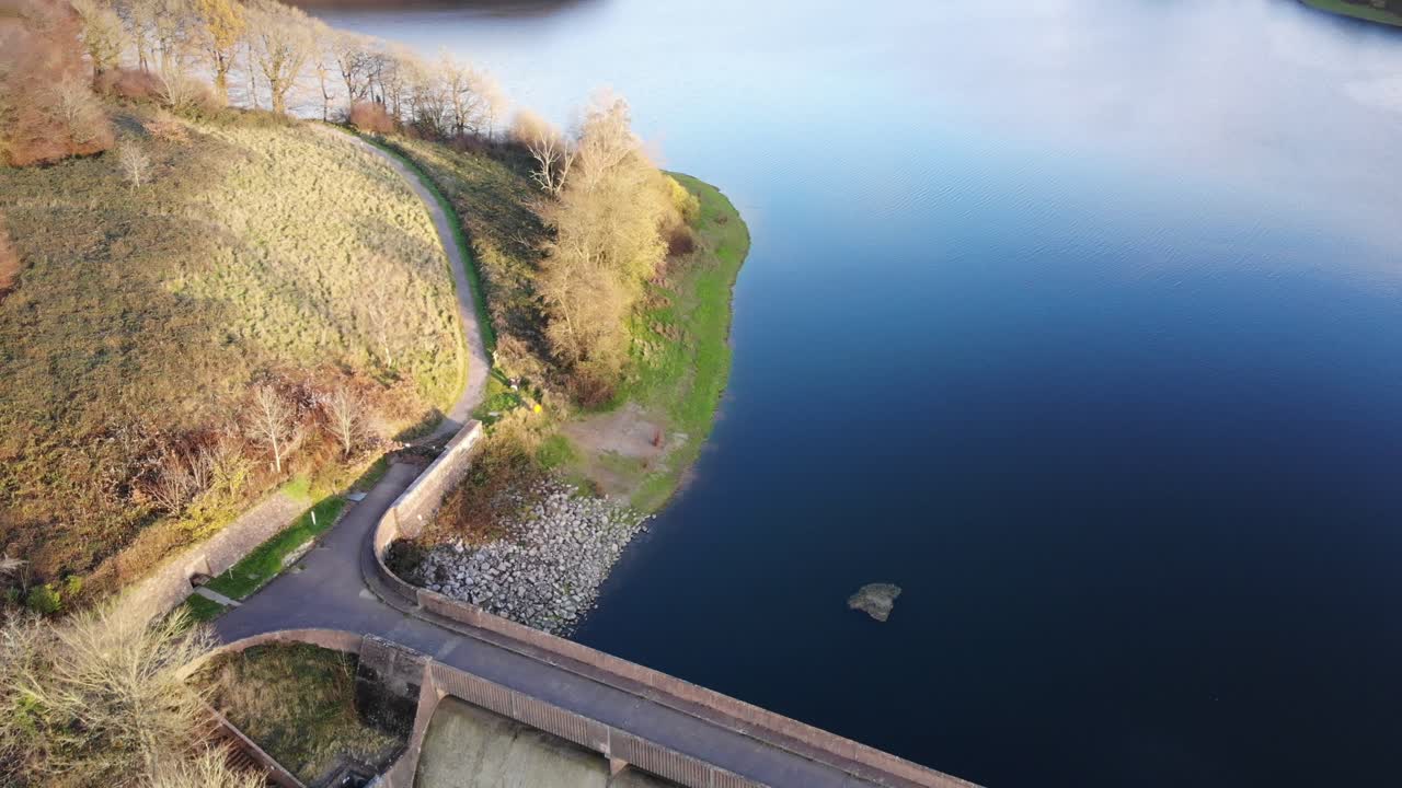 disparo hacia adelante sobre la presa y el lago wimbleball que muestra el sendero alrededor del lago