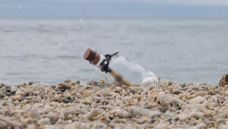 mensaje en la botella en una playa de arena