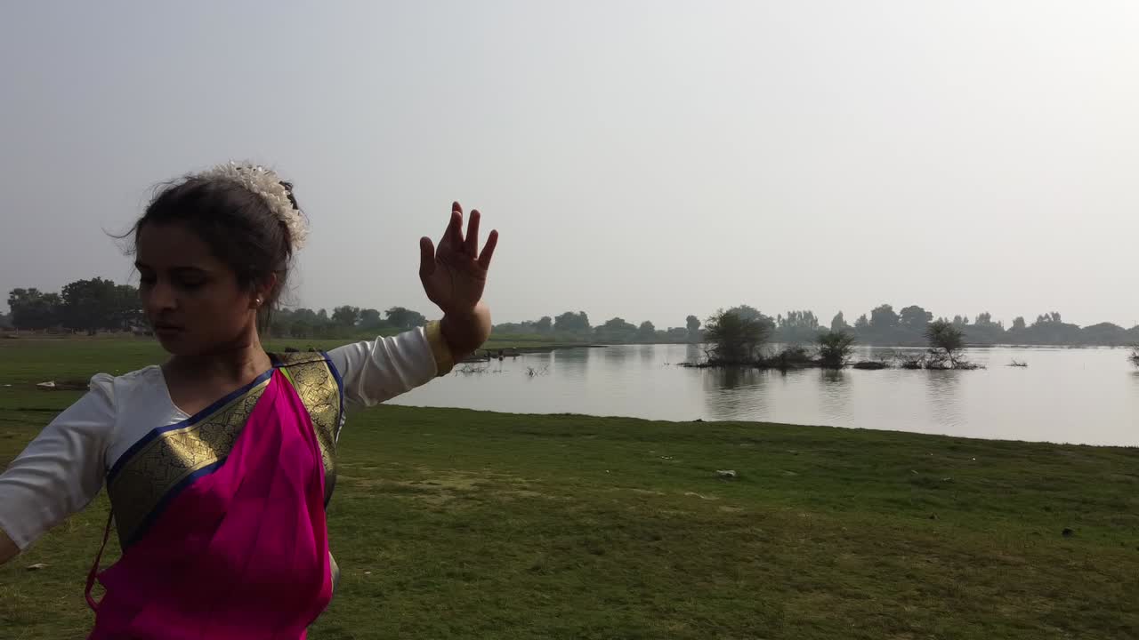 vadatalav 호수, pavagadh의 자연에서 고전적인 bharatnatyam 포즈를 보여주는 bharatnatyam 댄서
