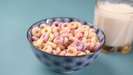 cerca de las escamas de maíz de cereales coloridos en un tazón