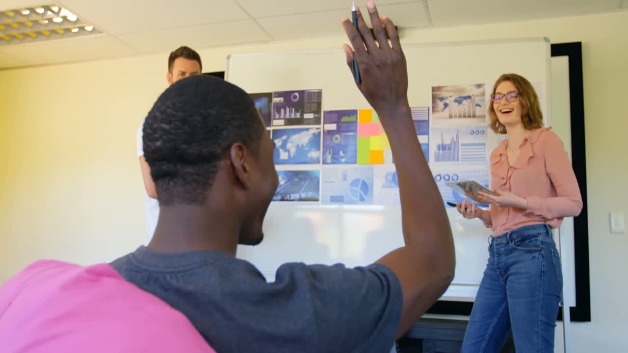 joven equipo de negocios de raza mixta planeando y sentado en una oficina moderna 4k
