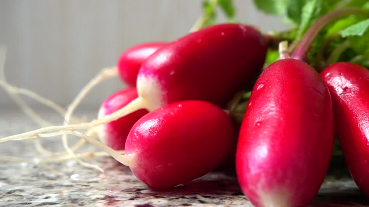 Caída de frutos de un rábano. Cámara lenta