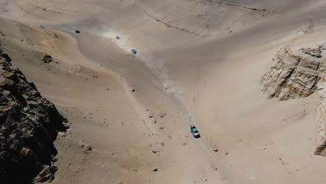 camiones conduciendo a través de un cañón en el desierto haciendo 4x4 fuera de la carretera