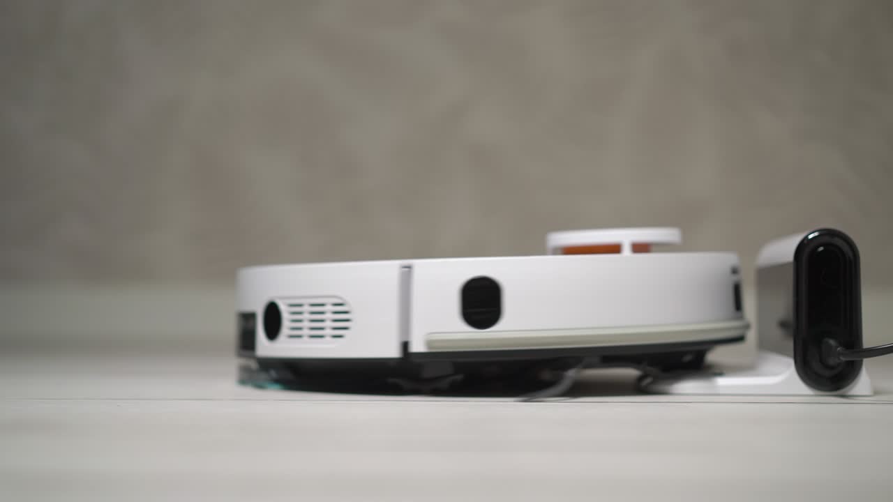 robot aspirador automático limpiando la habitación. estación de muelle de carga