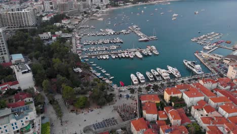 Tejados-De-Color-Rojo-Anaranjado-De-Edificios-De-Piedra-En-El-Barrio-Del-Casco-Antiguo-De-Budva,-Montenegro